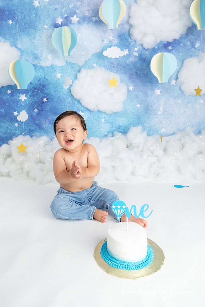 Blue balloon cake smash by The Flash Lady Photography