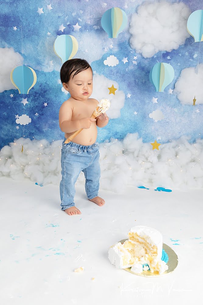 Blue balloon cake smash by The Flash Lady Photography