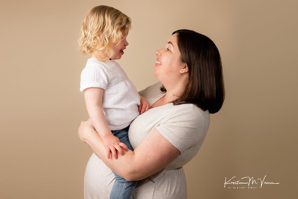 Casual sibling maternity photos by The Flash Lady Photography