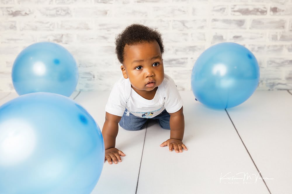 Blue balloon birthday photos by The Flash Lady Photography