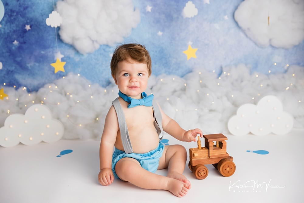 Boy balloon cake smash by The Flash Lady Photography