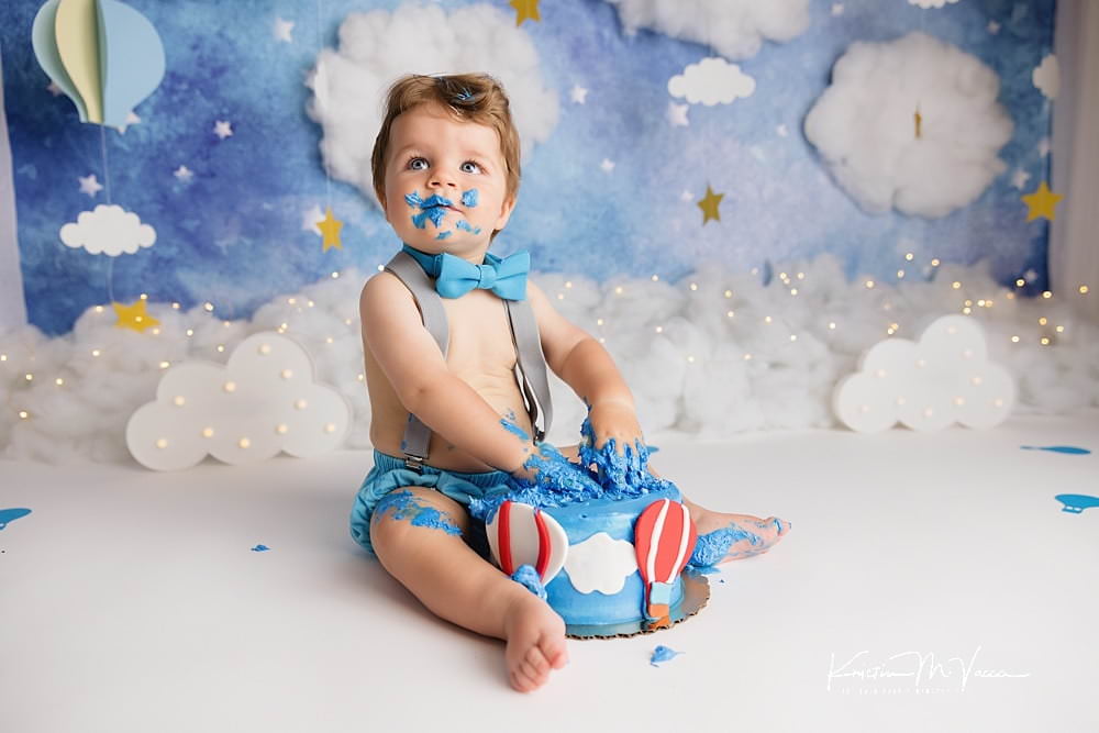 Boy balloon cake smash by The Flash Lady Photography