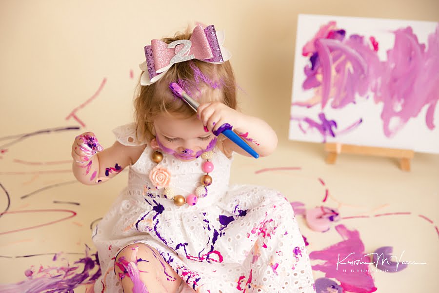 Toddler girl paint her hair during her photoshoot