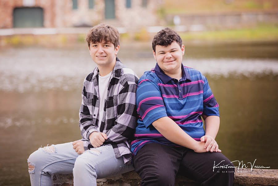 2 brothers posing back to back during their photoshoot